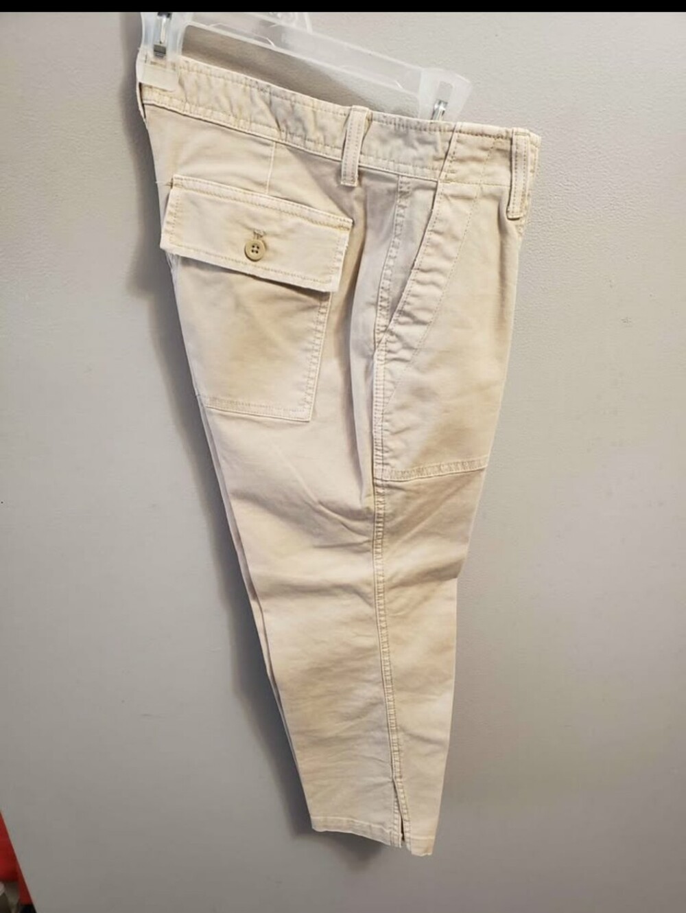 GAP Cream Cargo Capris with Button Flap Pocket